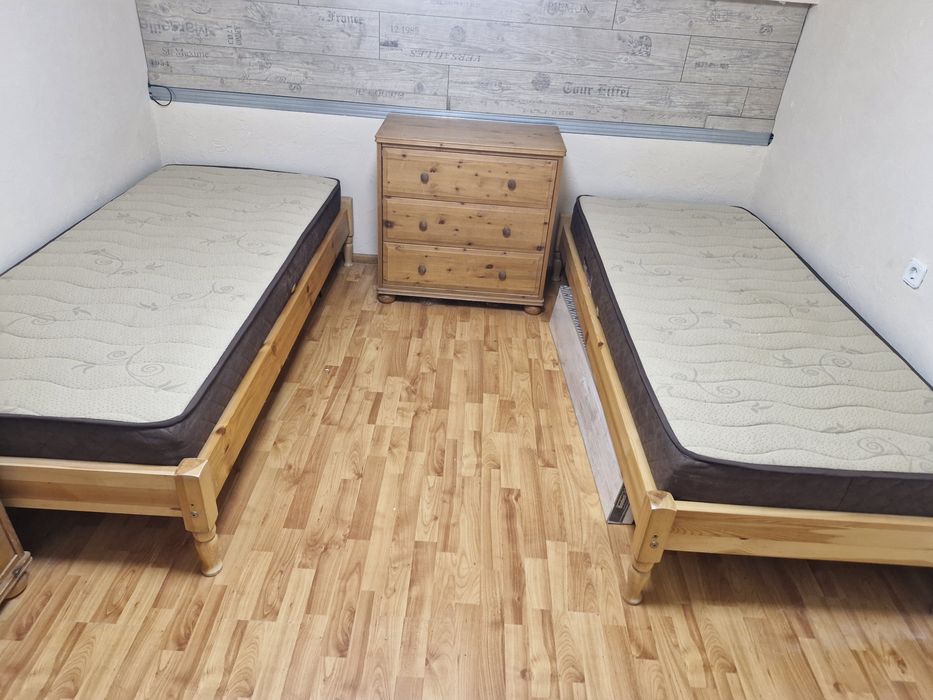 Единични чамови легла с матраци и скринове