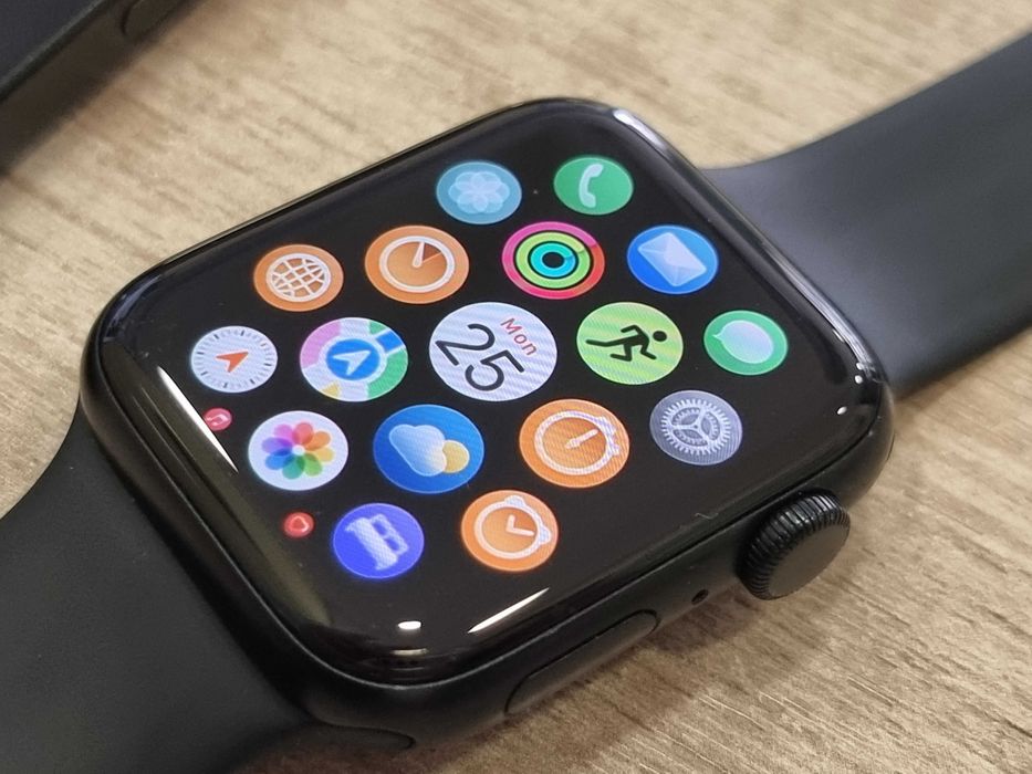 Apple watch SE 2 gen.  92% батерия