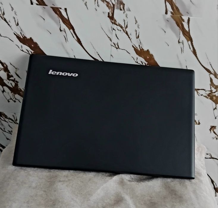 Продавам Lenovo G700 17.3" – 8GB RAM, Windows 10, много запазен