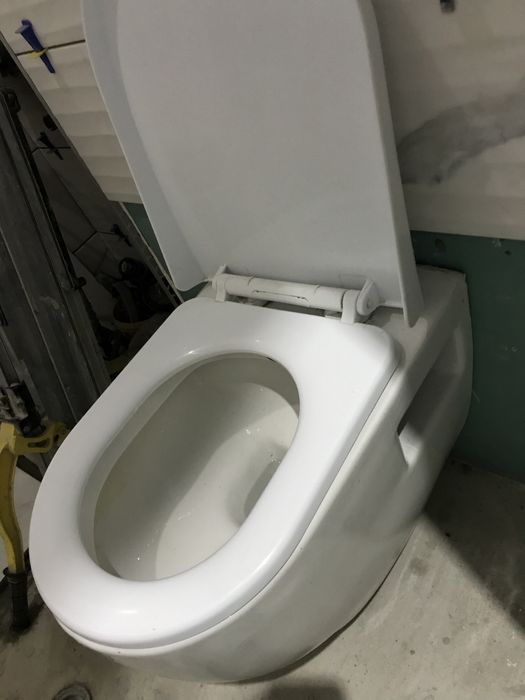 Продавам тоалетна чиния за вграждане с биде и капак