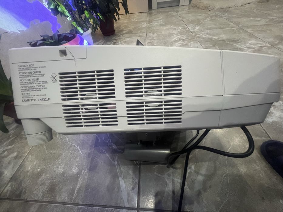 Ултракъсофокусен проектор NEC UM351W