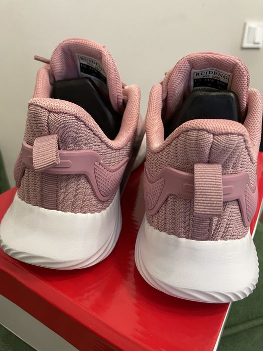 Кроссовки женские