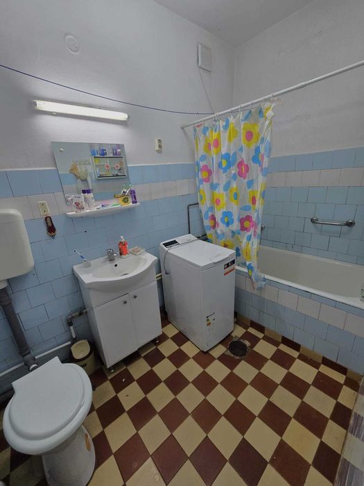 Casă ultracentral Medgidia, 151 mp construiți, teren 200 mp, garaj, curte si 2 magazii.