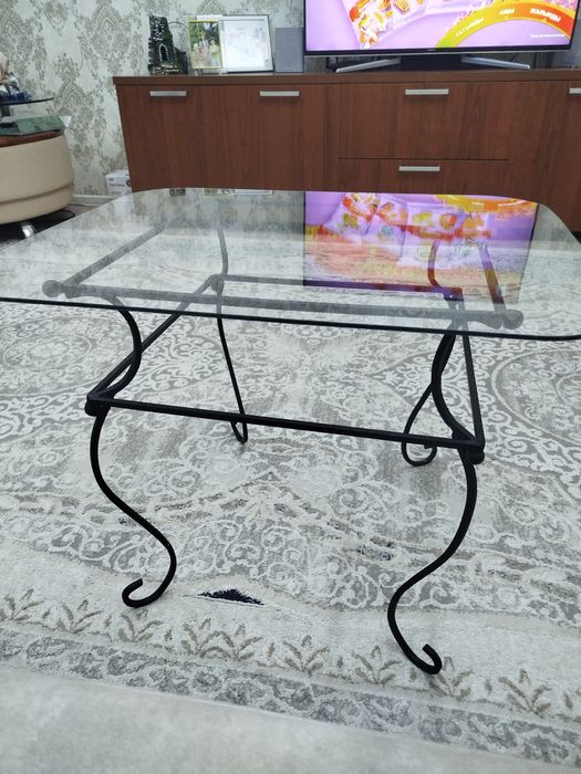 Продам столик в отличном состоянии.