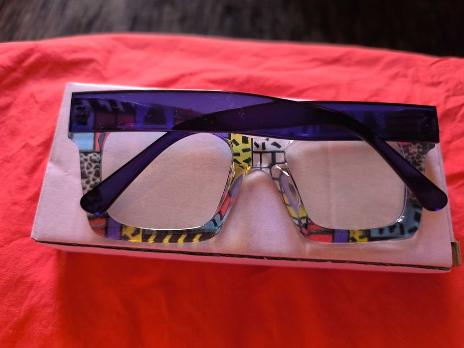 Очила с цветни рамки.