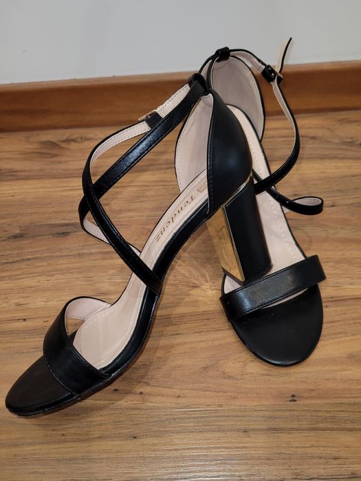 Черни елегантни сандали със златист ток