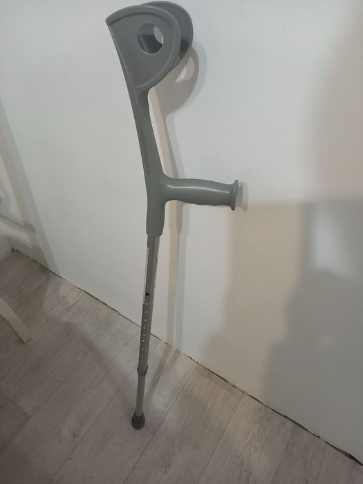 Продам новый костыль локтевой   регулируюмая высота 12 тыс