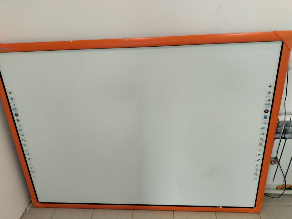 Подается интерактивная доска