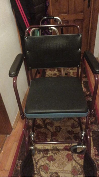 Scaun mobil cu vas de toaleta