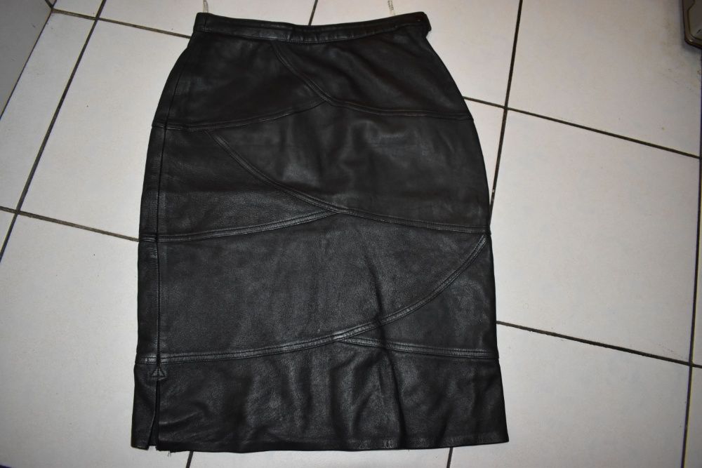 Fusta din piele peste genunchi