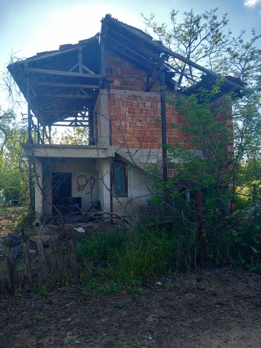 Продавам вила с масивна стопанска сграда на 7 км от Казанлък