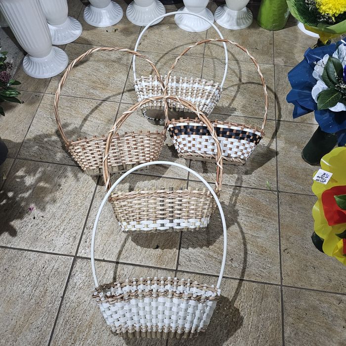 Ръчно изработени кошници за аранжиране .