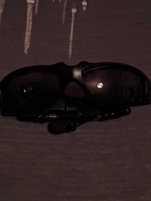 Очила с вградени слушалки и зарядно