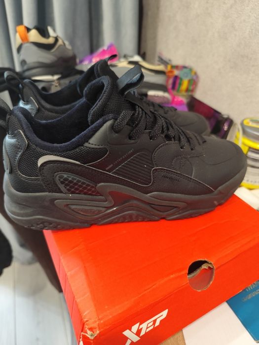 Продам кроссовки Xtep 42р