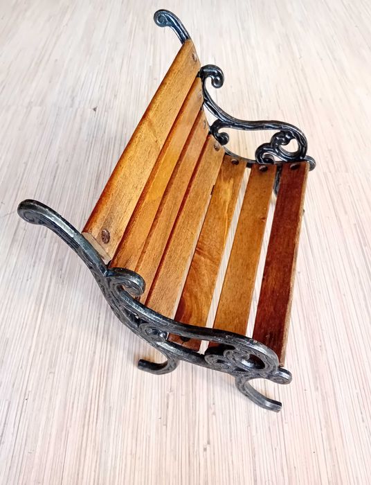 Малка дървена пейка ДЕКОРАТИВНА