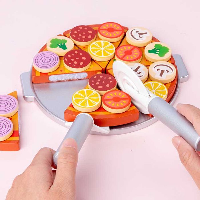 Дървен комплект Пица - рязане, гарниране и сервиране в една игра