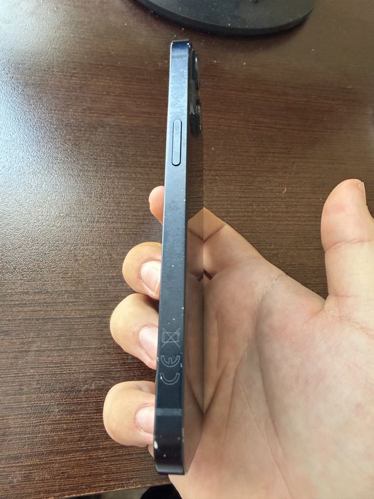 Продавам IPHONE 13