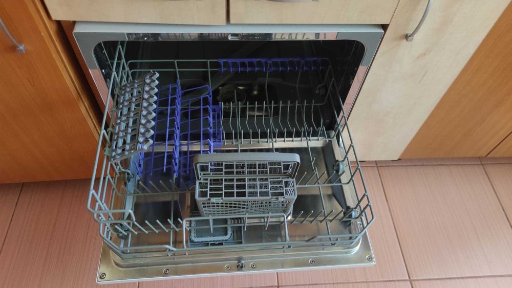 Masina de spalat vase CANDY, ca noua, garantie pana 29.12.2027, 6 set