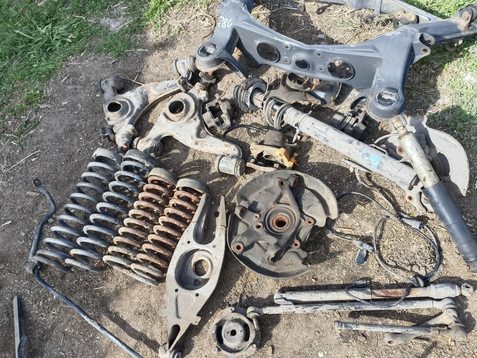 Продам запчасти на мерс 190.