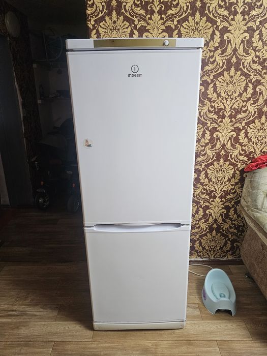 Продам холодильник indesit