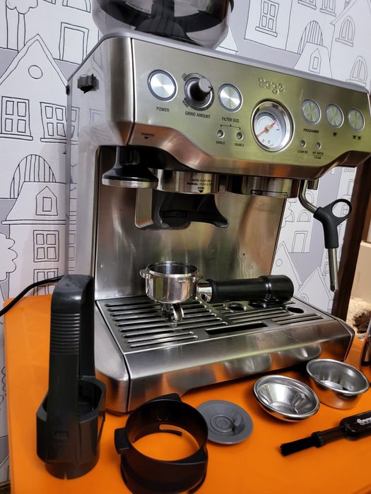 Кафемашина за еспресо  SAGE Barista Express с кафемелачка и аксесоари