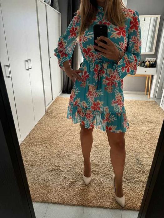 Рокля на цветя с дълъг ръкав