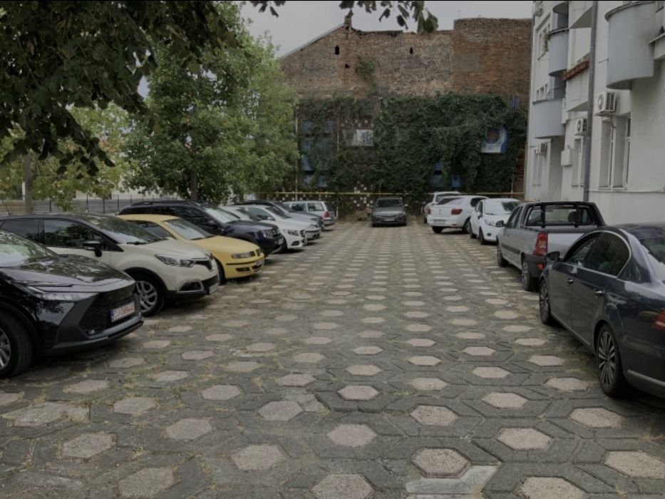 Inchiriez spatiu central cu parcare privata