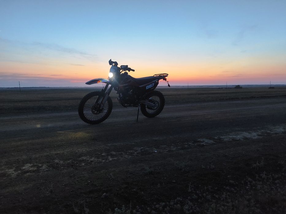 Мотоцикл эндуро 250 кубиков