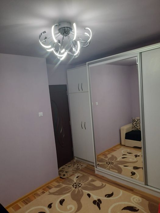 Închiriez apartament cu 2 camere