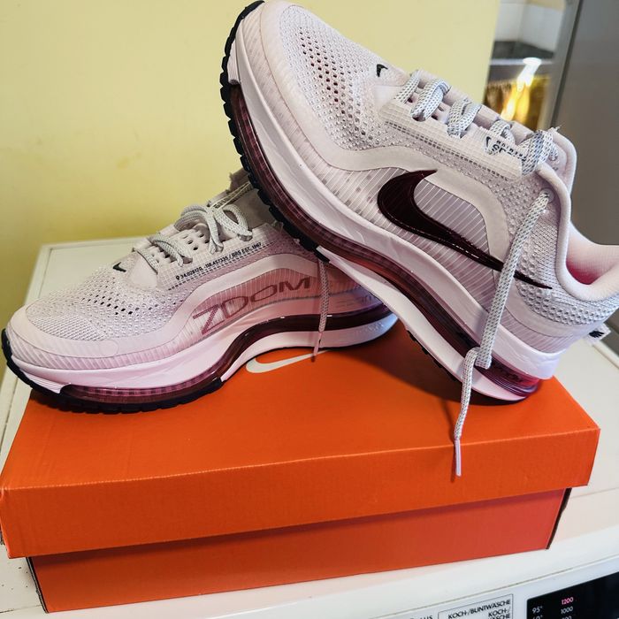 Маратонки Nike!Нови