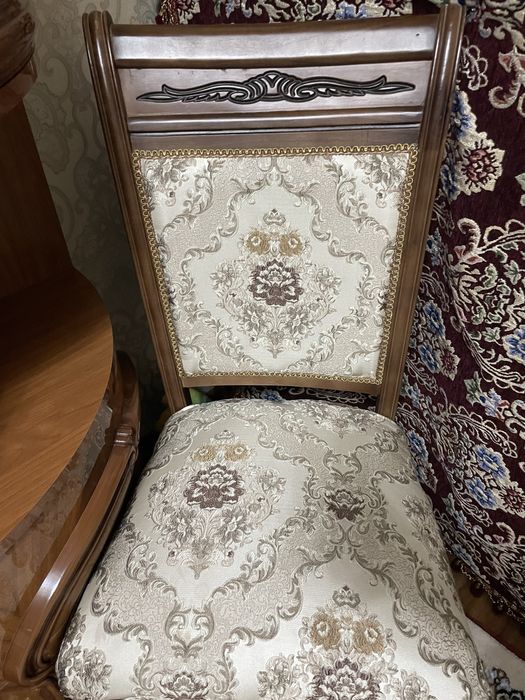 Стол и стулья как новые