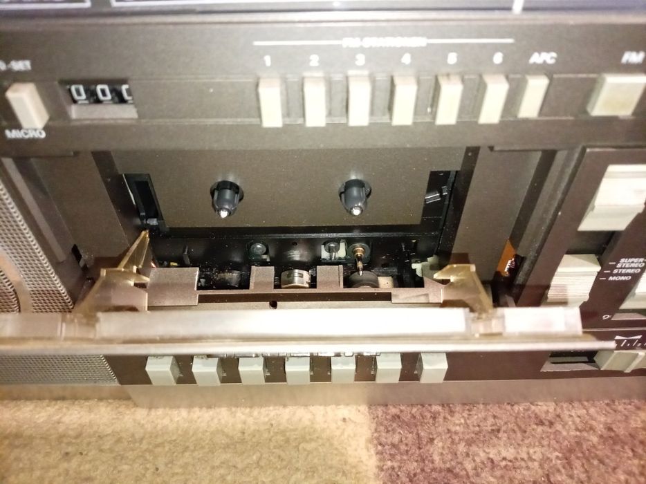 Голям касетофон GRUNDIG.