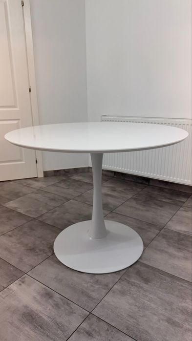 Masa alba rotunda