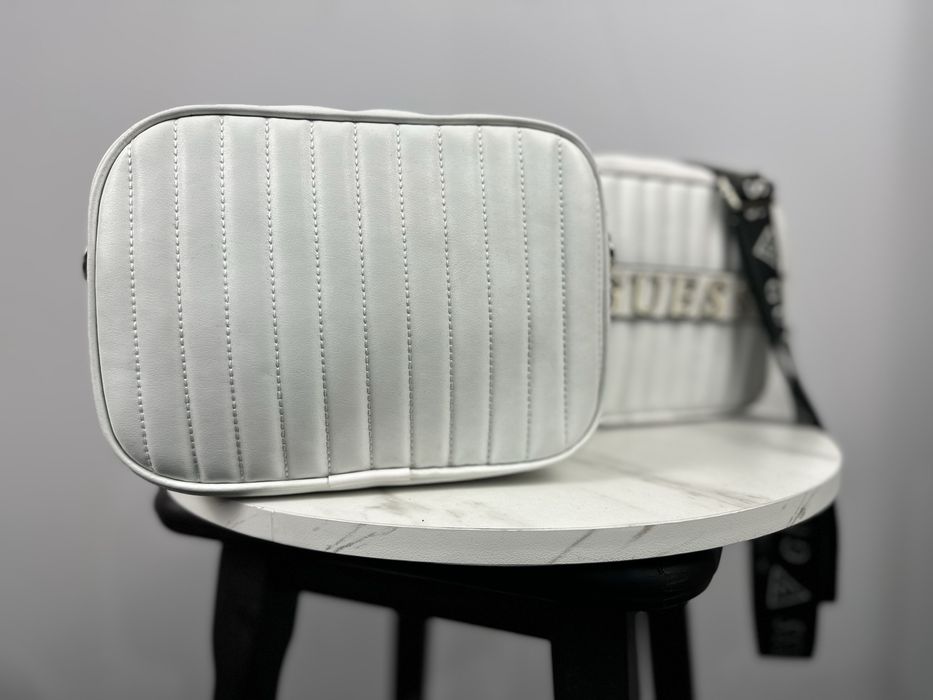 Guess дамска чанта през рамо / crossbody – бяла и бежова, нов модел