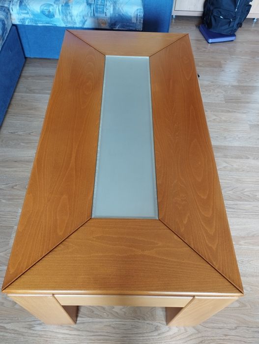 Холна маса от масивно дърво