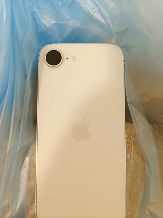 Iphone 16e 128GB бял  като нов + Гаранция до 03.2027