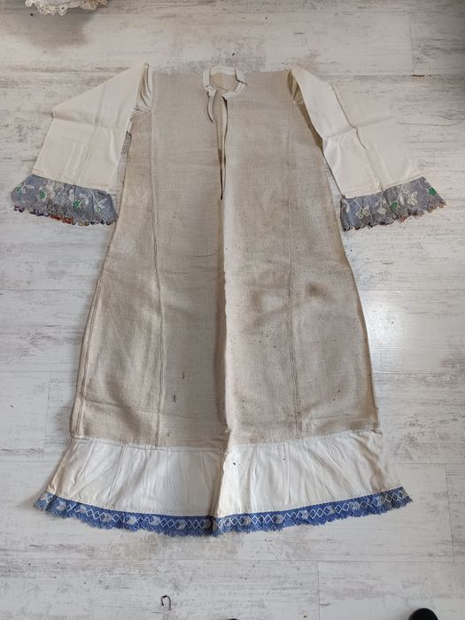 Продавам автентични носии и други неща от шопският край