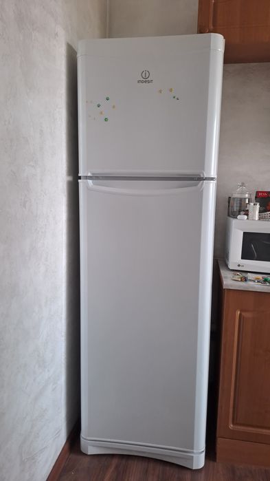 Холодильник "INDESIT"