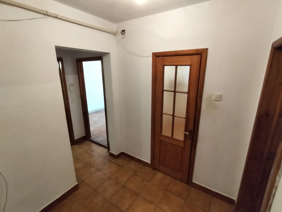 Vând apartament 2 camere onesti str.emil rebleanu
