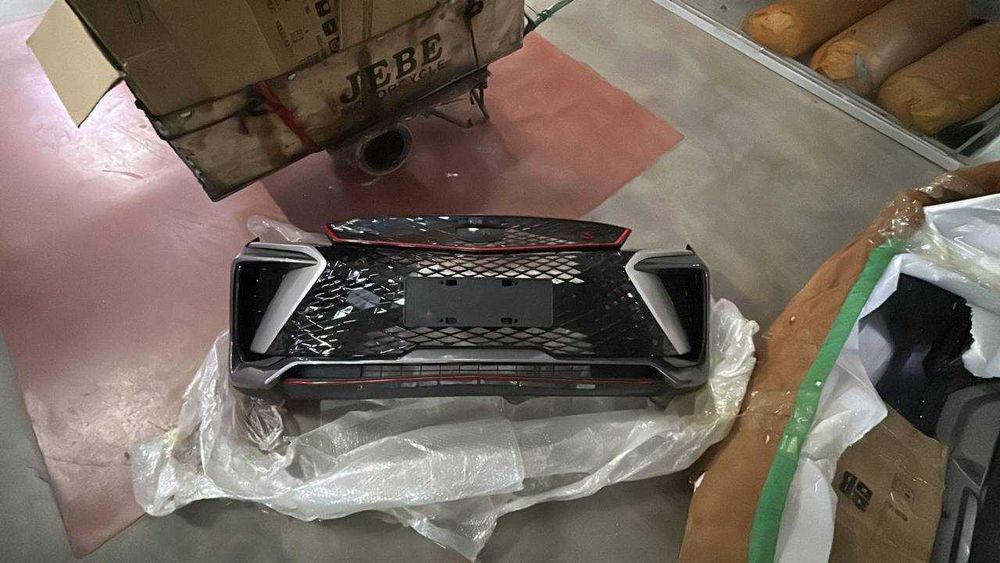 Geely Coolray рестайлинг Бампер передний мокрый асфальт