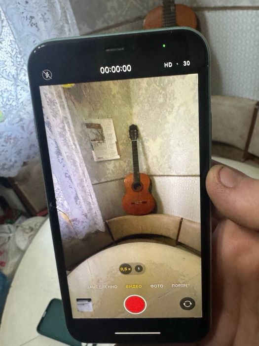 Айфон 11 на 128  продам