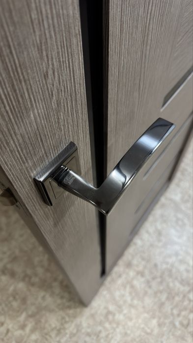 Продам двери в отличном состоянии с ручками