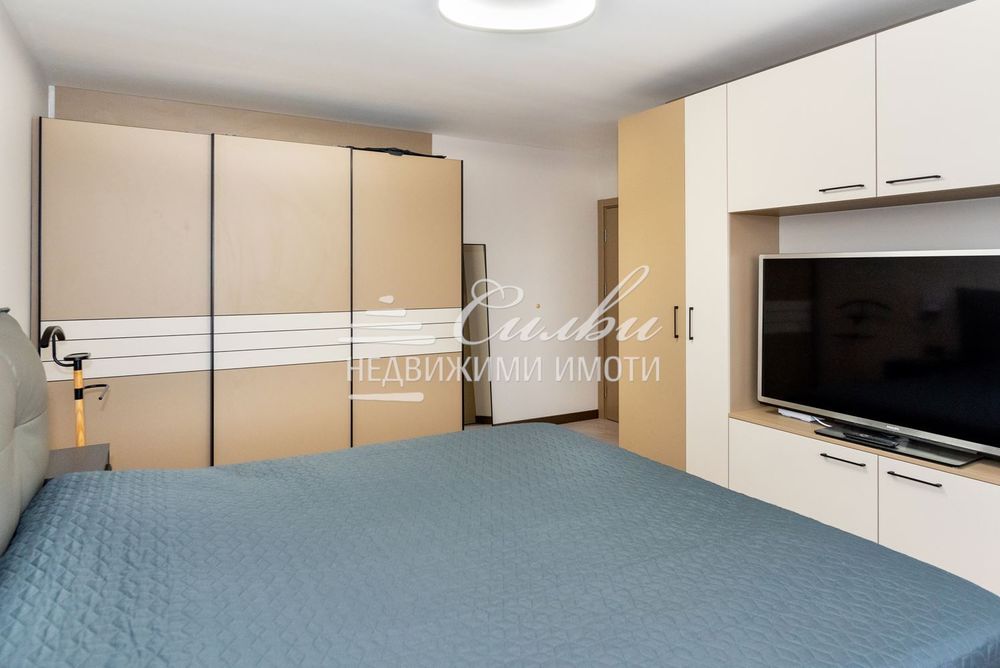 Етаж от къща с ТРИ ГАРАЖА - гр. Велики Преслав!