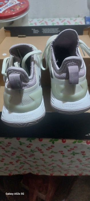 Vand adidasi pentru tenis marca ADIDAS.Stare foarte buna .