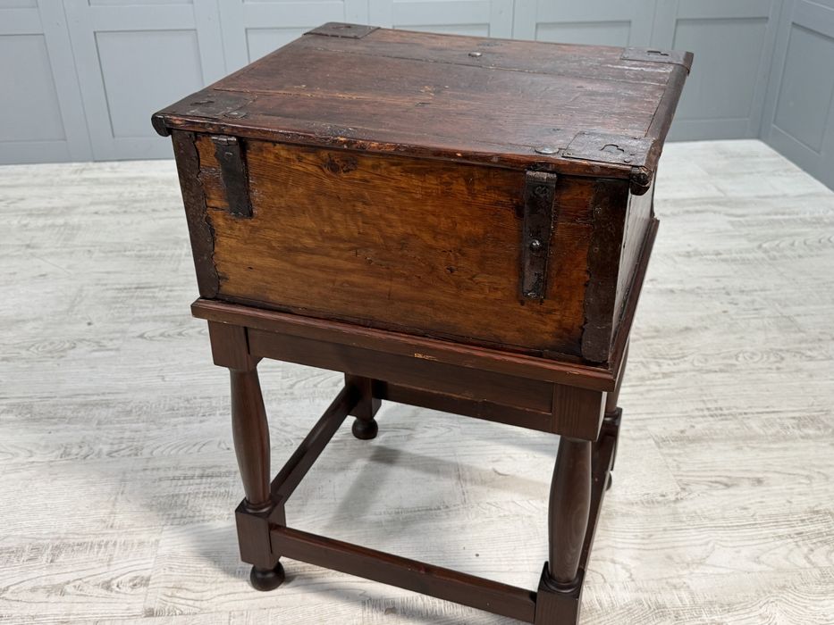 Антикварен шкаф сандък Р241