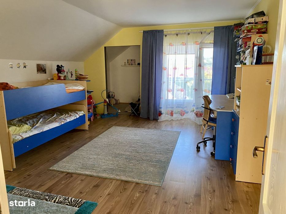 Casă centrală, spațioasă cu priveliști și curte generoasă – Jibou
