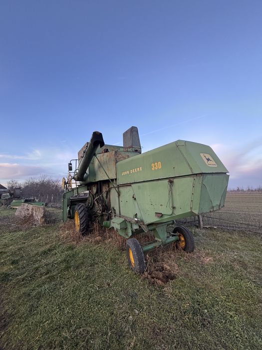 Vând combină John Deere 330
