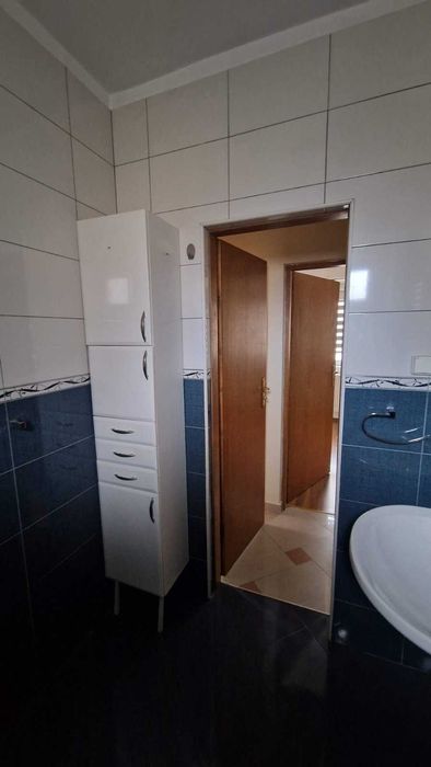 По договаряне - запазени интериорни врати, кухня, санитария и ламинат