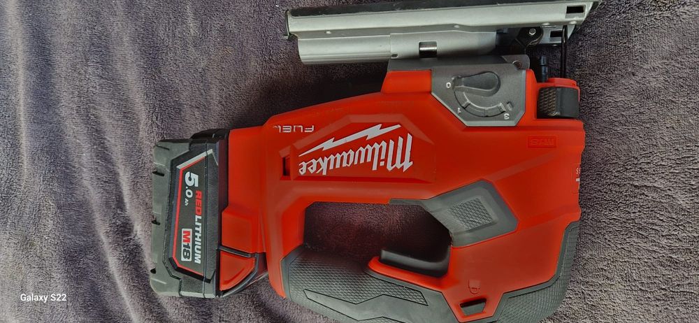 Milwaukee ferestrău pendular pe acumulator