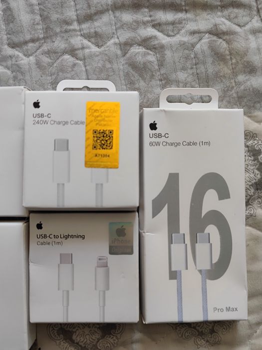 Зарядное устройство и кабели для iPhone